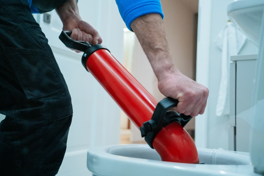 WC Duguláselhárítását bemutató kép